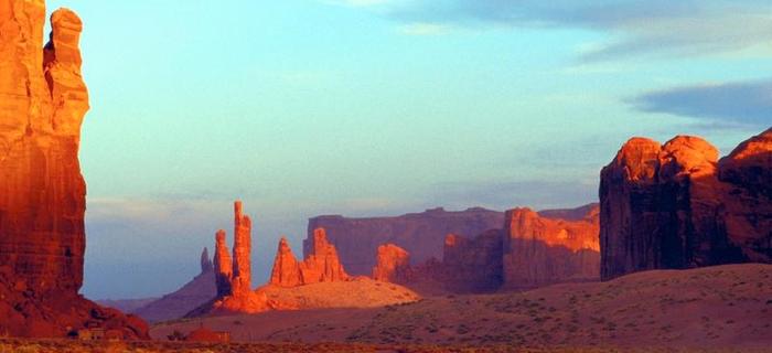 Arizona: Monument Valley. Strzeliste piaskowcowe ostańce znane są z westernów z Johnem Waynem.