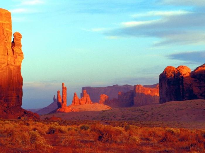 Arizona: Monument Valley. Strzeliste piaskowcowe ostańce znane są z westernów z Johnem Waynem.