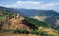 Klasztor w Tatev nad Doliną Vorotan od X wieku był centrum edukacyjnym w Armenii. Został poważnie us