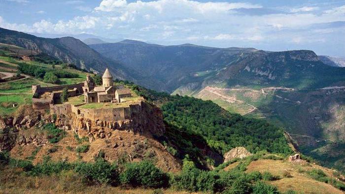 Klasztor w Tatev nad Doliną Vorotan od X wieku był centrum edukacyjnym w Armenii. Został poważnie us