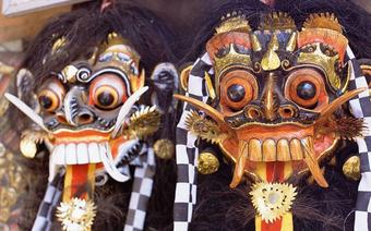 Maski wyobrażające Baronga i Rangdę. W mitologii balijskiej Barong (pół-lew, pół-człowiek) symbolizu