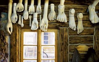 Drewniane łapy i stopy to tylko część asortymentu w Skansenie Kiczu Dariusza Milińskiego.