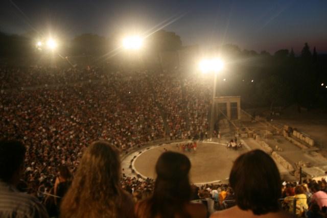 Starożytny teatr w Epidaurus , na scenie aktorzy Greckiego Teatru Narodowego grają "Orestesa" wg Eur