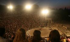 Starożytny teatr w Epidaurus , na scenie aktorzy Greckiego Teatru Narodowego grają Orestesa wg Eur