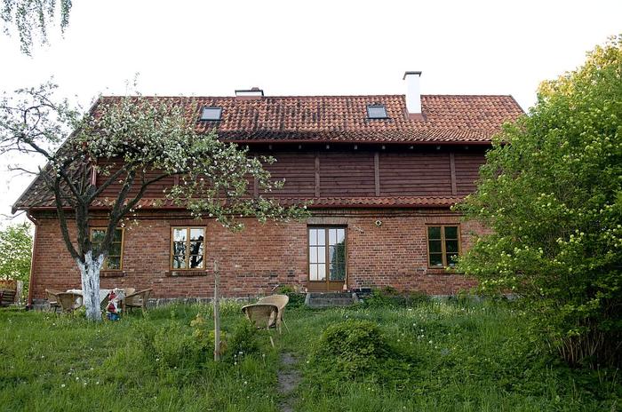 Dom Moniki, która wciąż nie może przeprowadzić się z Warszawy na Warmię. Gdy na stałe osiądzie w Now
