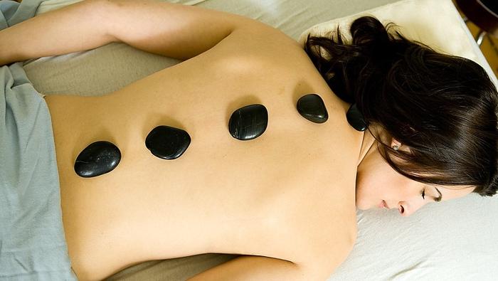 Kamienie podgrzewane w specjalnych urządzeniach używa się do masażu ciała, a także do akupresury. W 