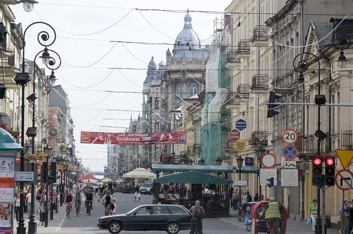 Piotrkowska - jedna z najdłuższych ulic handlowych w Europie (aż 4.2 km) pozostaje kręgosłupem łódzk