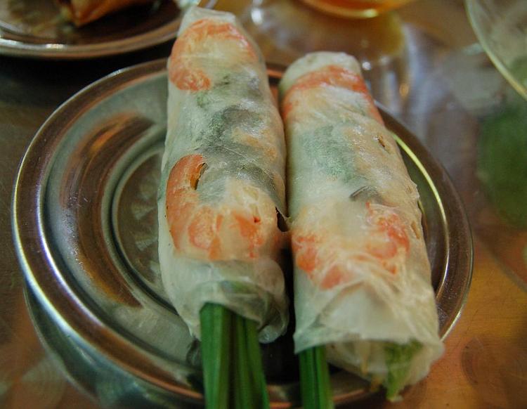 Symbol kuchni wietnamskiej - sajgonki ze świeżymi krewetkami