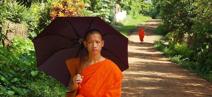 Czarna parasolka, to nieodłączny atrybut mnichów buddyjskich w Laosie