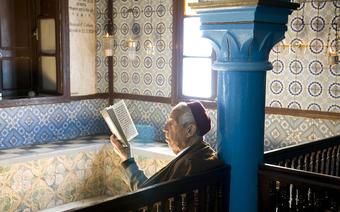 Synagoga La Ghriba to jedno z najstarszych miejsc kultu judaistycznego na świecie. W maju synagoga ś