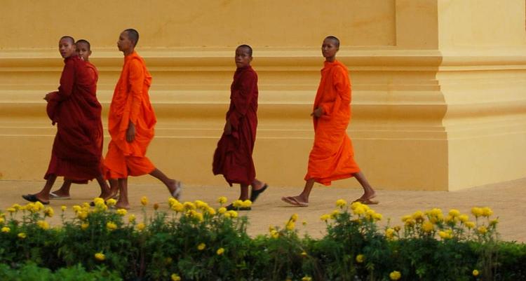 Pałac Królewski w Phnom Penh zwiedzamy w towarzystwie mnichów buddyjskich