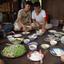 Rodzinny obiad khmerski składa się z wielu niewielkich dań. Jeść można pałeczkami, widelcem, albo ły