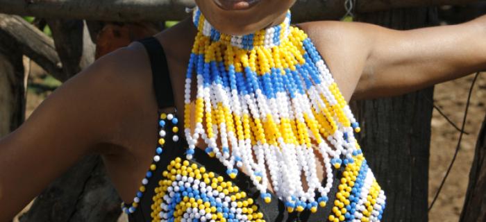 Młoda Zuluska w tradycyjnym stroju