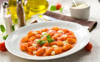 Makaron serowo-ziemniaczany z sosem pomidorowym, mozzarellą i świeżą bazylią
