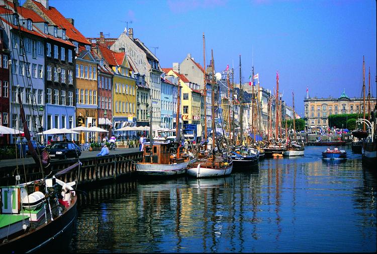 Stare statki w porcie Nyhavn. Kopenhaga