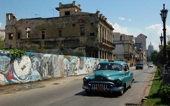 Stare samochody na ulicach Hawany