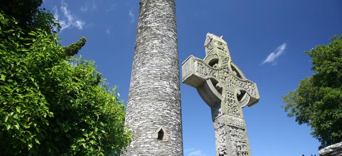 Krzyż Celtycki i ruiny opactwa. Irlandia