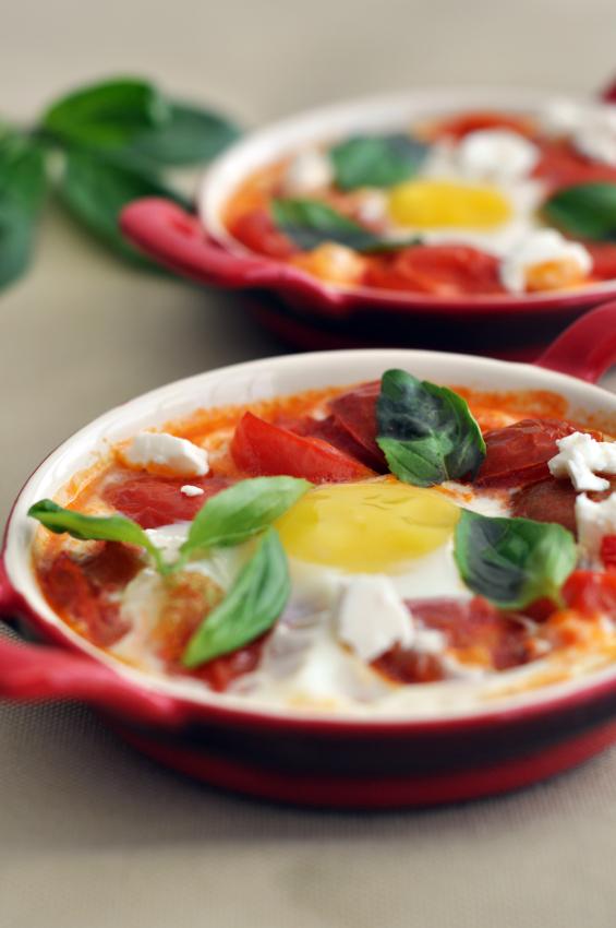 Shakshuka z serem fetą i bazylią