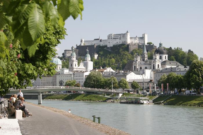 Widok na starą część Salzburga i fortecę Salzburg Wysoki