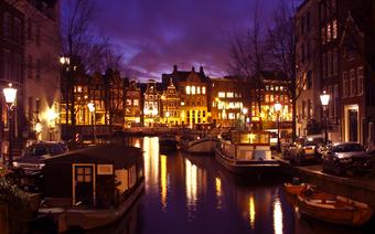 Barki na jednym z kanałów Amsterdamu