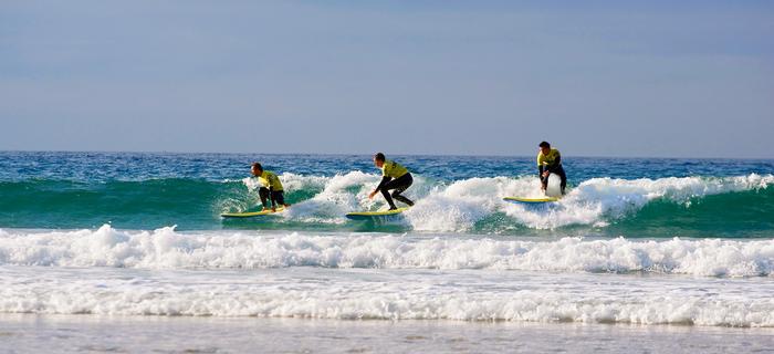 Dave Muir, Dave Shephard i Dominic Hill to zawodowi surferzy