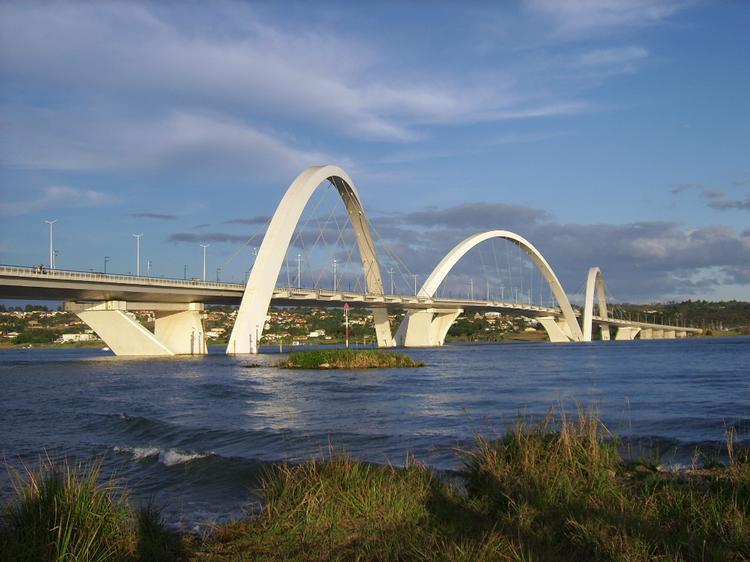 Most Juscelino Kubitschek zwany przez mieszkańców po prostu JK to jeden z nowych symboli miasta. Wybudowano go w 2000 roku
