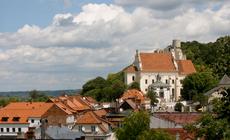 Kazimierz w pigułce: zabytkowe kamienice i zielone wzgórza, a w tle ruiny zamku.