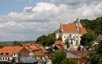 Kazimierz w pigułce: zabytkowe kamienice i zielone wzgórza, a w tle ruiny zamku.
