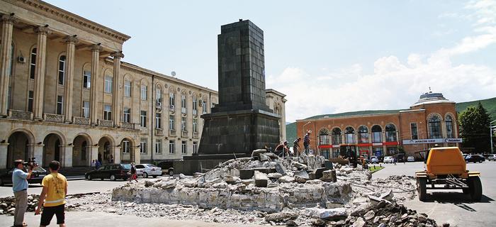 Ostatni pomnik Stalina w Gori. Kiedy przejeżdżałem przez miasto, robotnicy właśnie zrównywali go z ziemią.