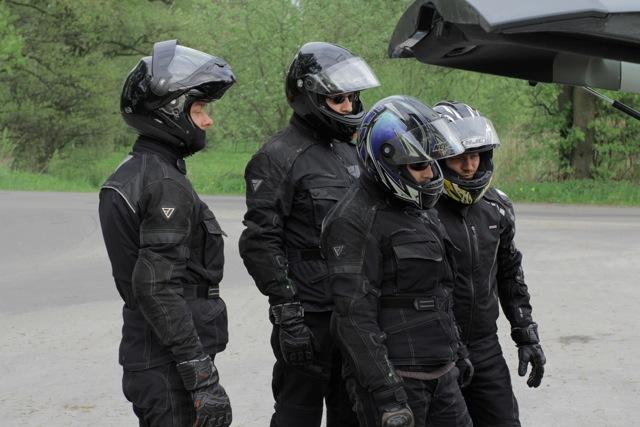 Drużyna ruszająca na wyprawę motocyklową po Gruzji