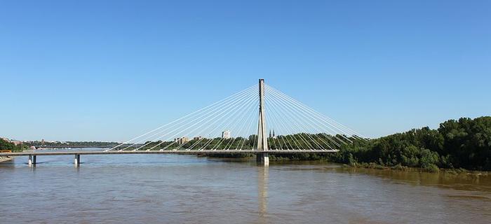Most Świętokrzyski - to między nim a mostem Średnicowym znajduje się bulwar, na którym zorganizowano wystawę