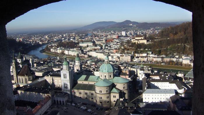 Widok na stare miasto w Salzburgu