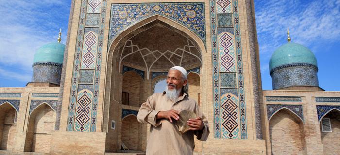 Mężczyzna przed meczetem w Taszkencie, stolicy Uzbekistanu