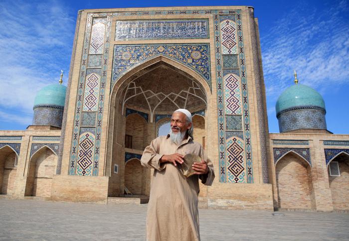 Mężczyzna przed meczetem w Taszkencie, stolicy Uzbekistanu