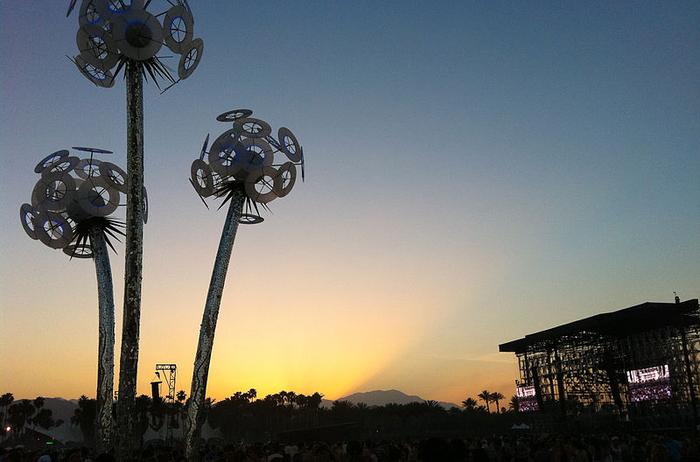 Pustynny zachód słońca na festiwalu Coachella