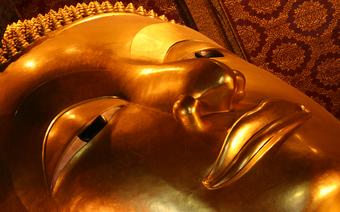 Posąg leżącego Buddy w świątyni w Bangkoku