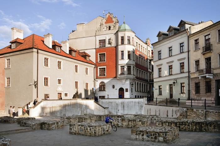 Plac po Farze to częste miejsce spotkań Lublinian. Młodzi przesiadują na fundamentach zniszczonego kościoła farnego