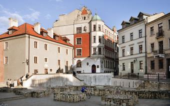 Plac po Farze to częste miejsce spotkań Lublinian. Młodzi przesiadują na fundamentach zniszczonego kościoła farnego