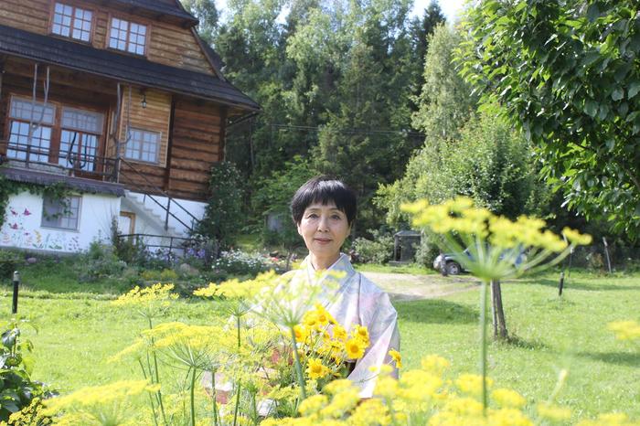 Akiko przed domem w Gorcach