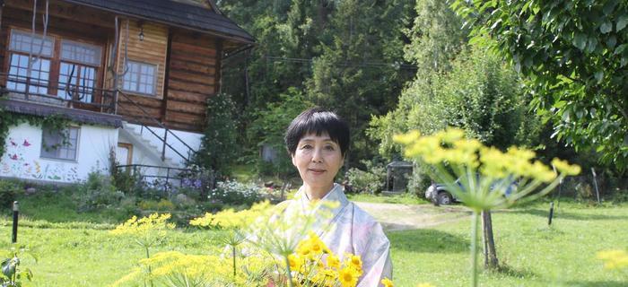 Akiko przed domem w Gorcach