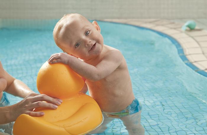 Na basenach dzieci mogą szkolić swoje umiejętności pływackie , relaksować się i spędzać zdrowo i aktywnie  czas z rodzicami