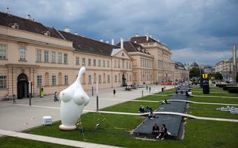Trawnik przed wejściem do MuseumsQuartier mieszczącego kompleks galerii sztuki współczesnej, to jeden z ulubionych punktów spotkań w mieście
