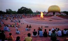 Matrimandir miejsce skupienia i spotkań położone w samym sercu Auroville