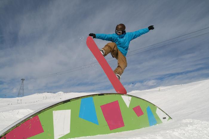 Snoboardowe akrobacje w Snowparku 
