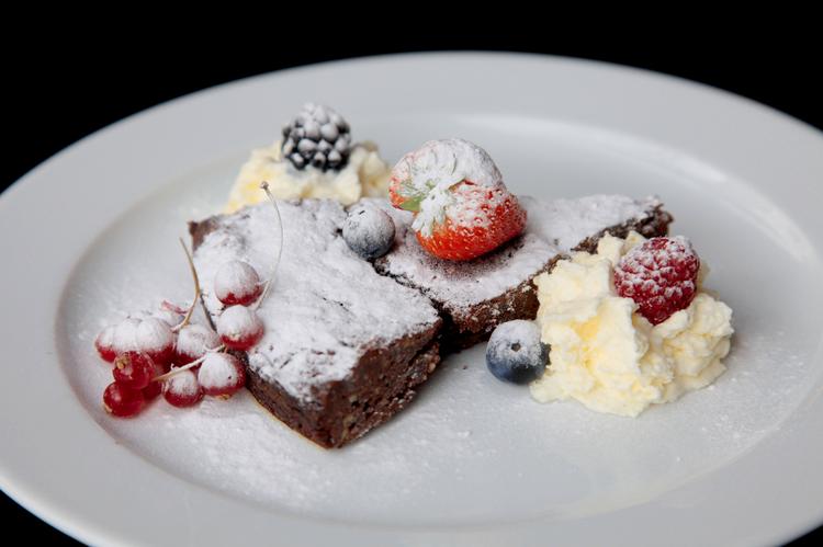 Szwajcarska czekolada, świeże owoce i waniliowe lody domowej roboty