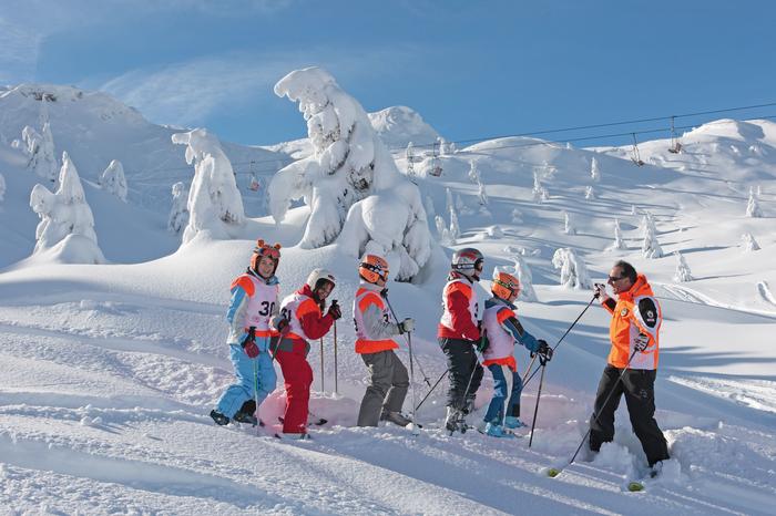 Zasady zachowania się na stoku warto przyswoić sobie już na początku przygody z nartami