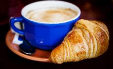 Tak jak nam dobra jajecznica, paryżanom na śniadanie wystarcza café au lait i croissant