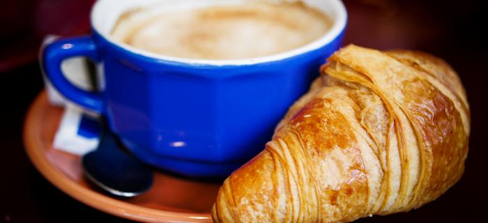 Tak jak nam dobra jajecznica, paryżanom na śniadanie wystarcza café au lait i croissant