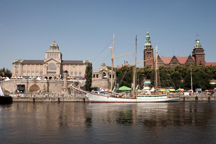 W Szczecinie nadpływające statki witają Wały Chrobrego i wznoszące się na nich strzeliste budowle Muzeum Narodowego i Akademii Morskiej