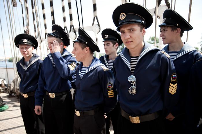Rosyjscy marynarze z największego żaglowca świata Siedow, który przypłynął do Szczecina z okazji Dni Morza 2011